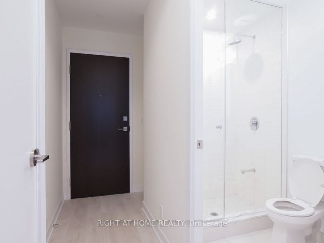 2702 - 2221 Yonge St