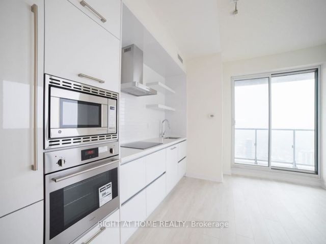 2702 - 2221 Yonge St