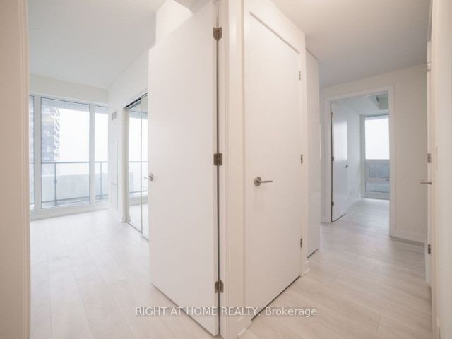 2702 - 2221 Yonge St