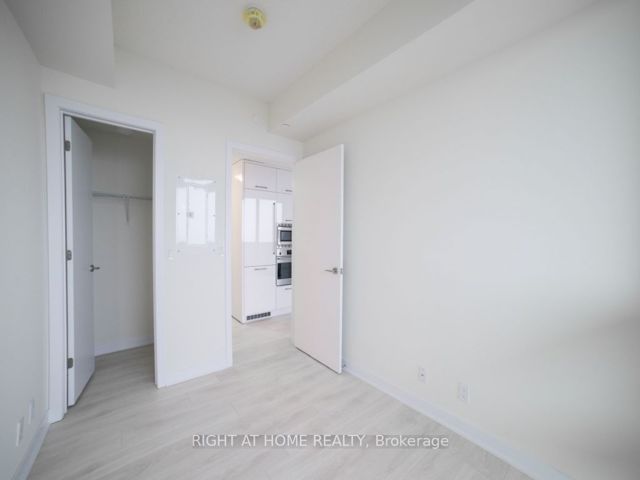 2702 - 2221 Yonge St
