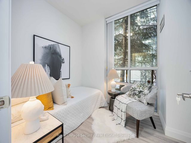 108 - 23 Hollywood Ave