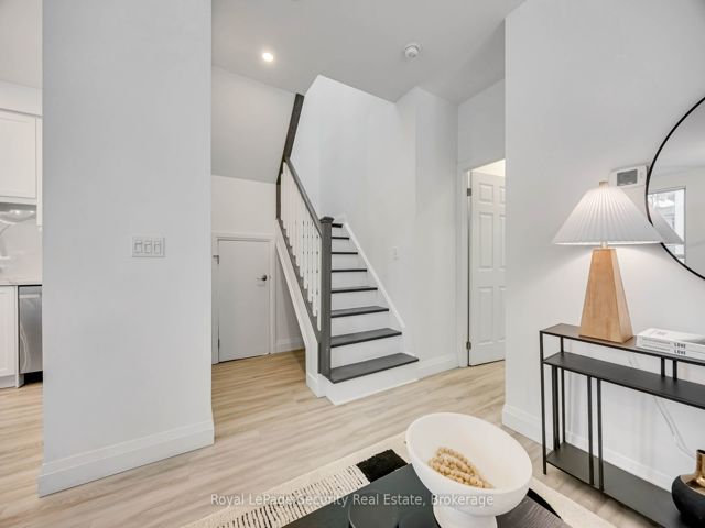 108 - 23 Hollywood Ave
