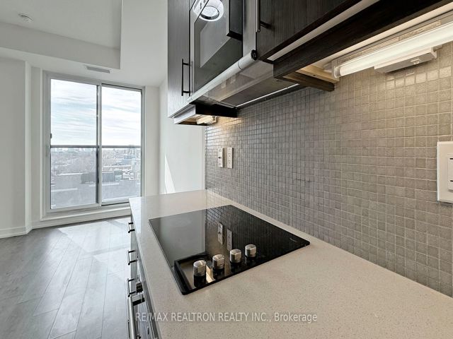 815 - 297 College St