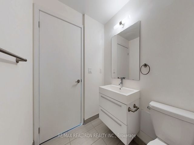 815 - 297 College St
