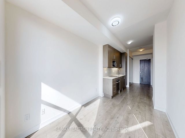 815 - 297 College St