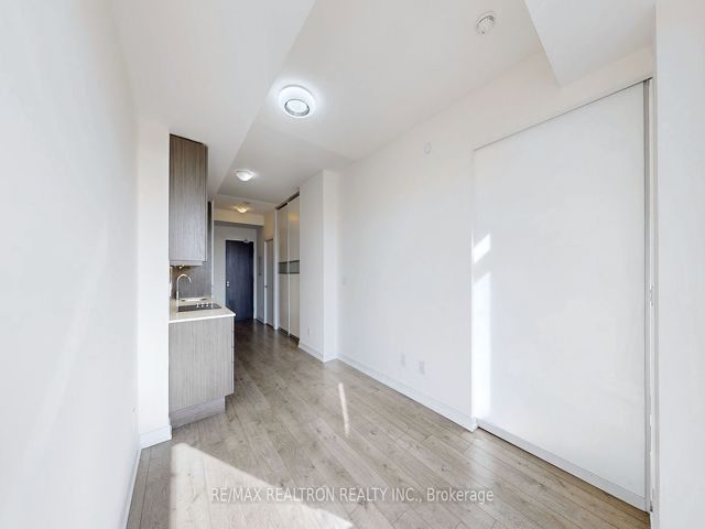815 - 297 College St