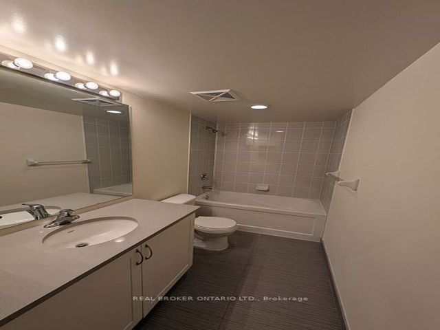 610 - 19 Grand Trunk Cres