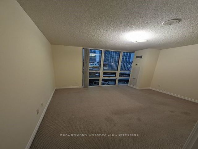 610 - 19 Grand Trunk Cres