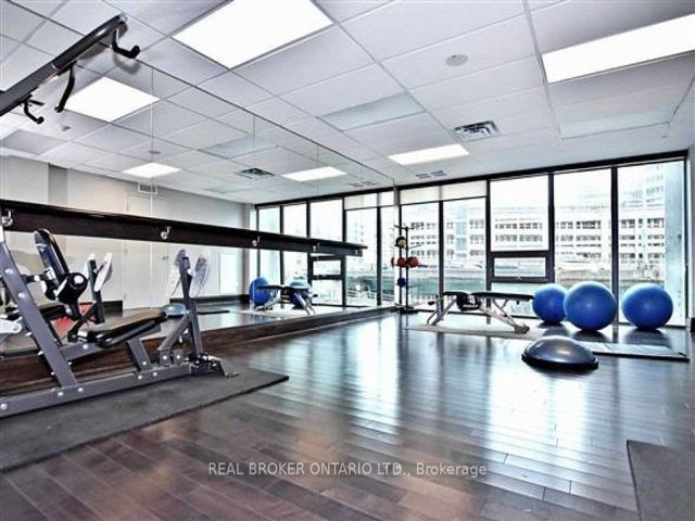 610 - 19 Grand Trunk Cres