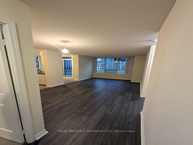 610 - 19 Grand Trunk Cres
