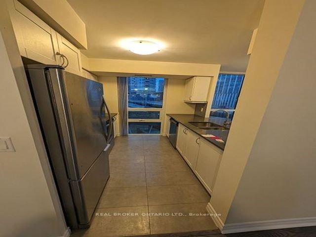 610 - 19 Grand Trunk Cres