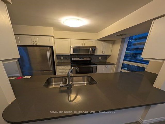 610 - 19 Grand Trunk Cres