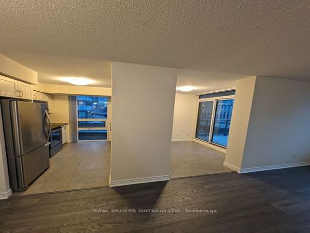 610 - 19 Grand Trunk Cres