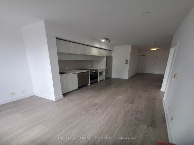 607 - 181 Dundas St E