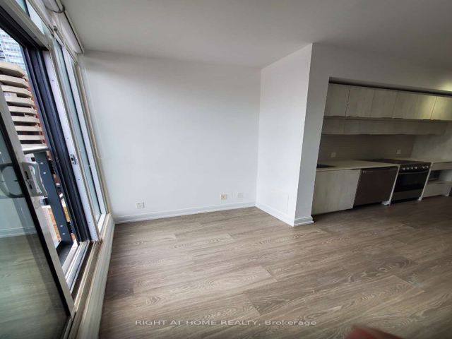 607 - 181 Dundas St E