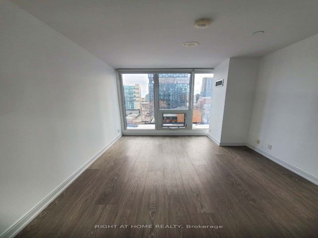 607 - 181 Dundas St E