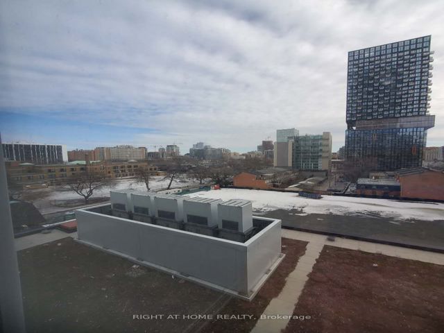 607 - 181 Dundas St E