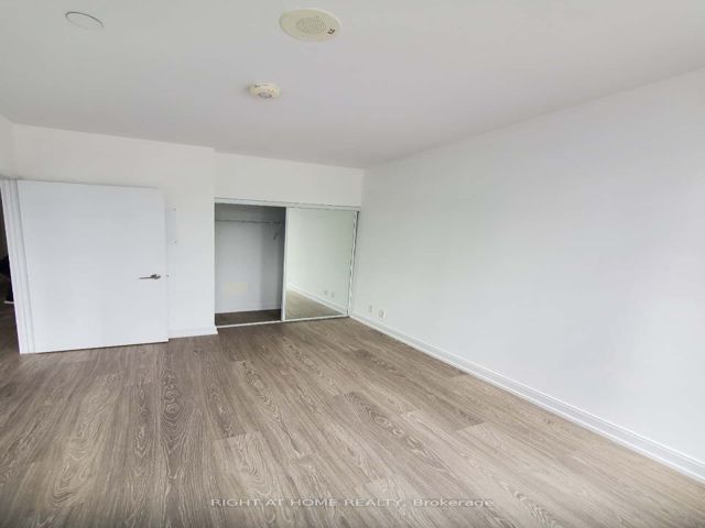 607 - 181 Dundas St E