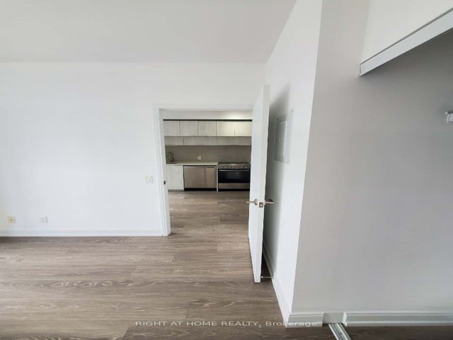 607 - 181 Dundas St E