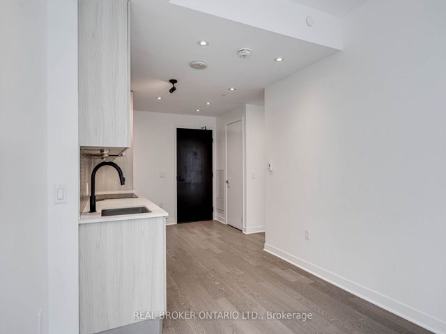 307 - 501 Adelaide St W