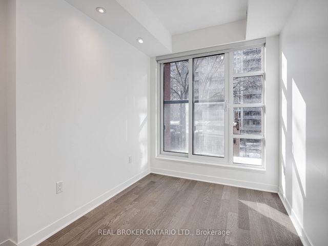 307 - 501 Adelaide St W