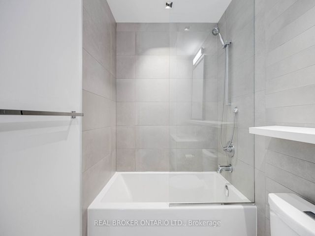 307 - 501 Adelaide St W
