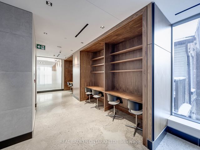 307 - 501 Adelaide St W