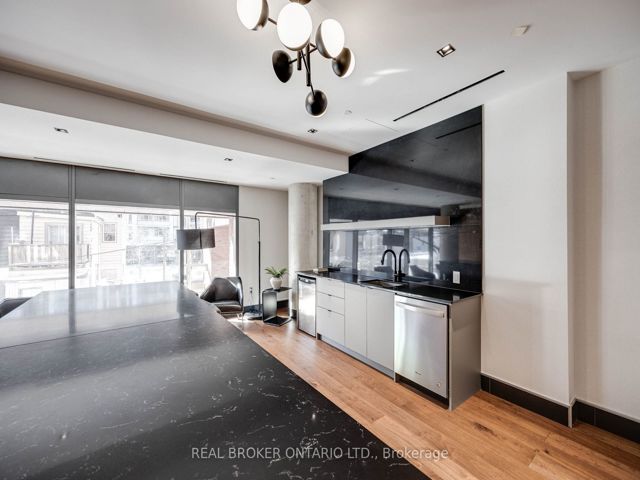 307 - 501 Adelaide St W