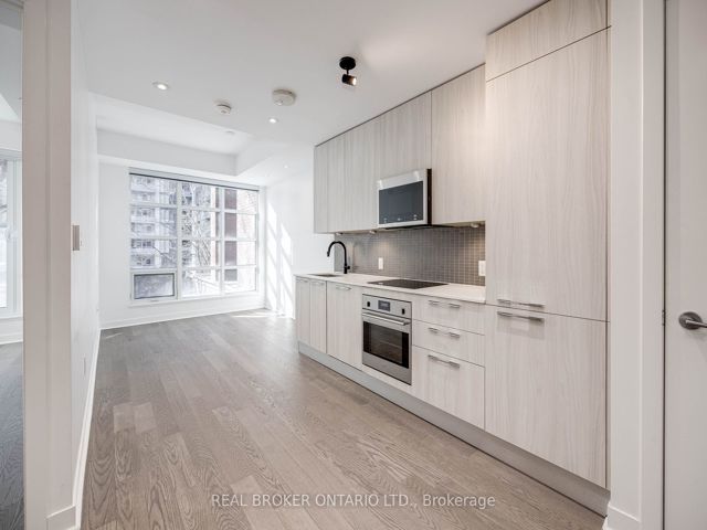307 - 501 Adelaide St W