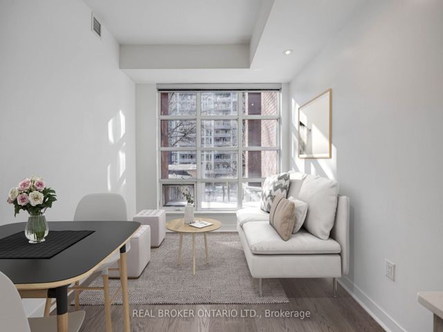 307 - 501 Adelaide St W