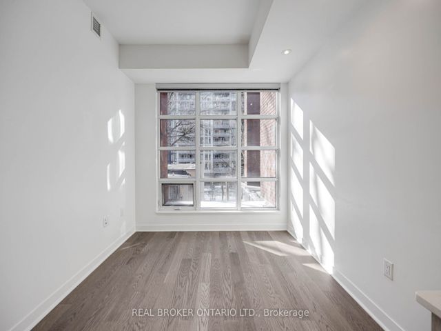 307 - 501 Adelaide St W