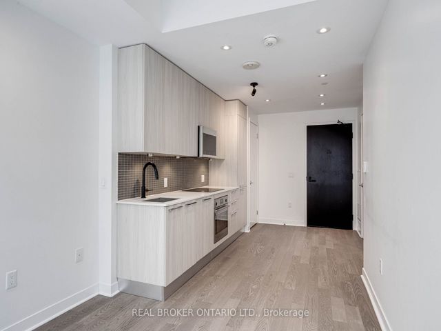 307 - 501 Adelaide St W