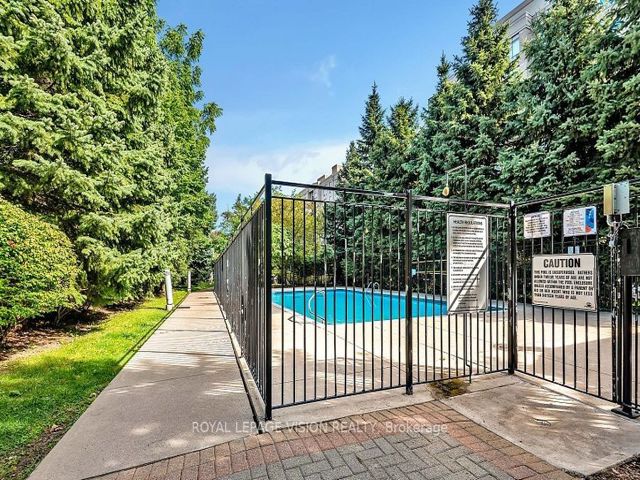 112 - 1720 Eglinton Ave E