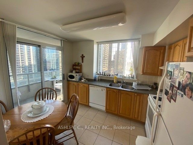 1602 - 23 Hollywood Ave E
