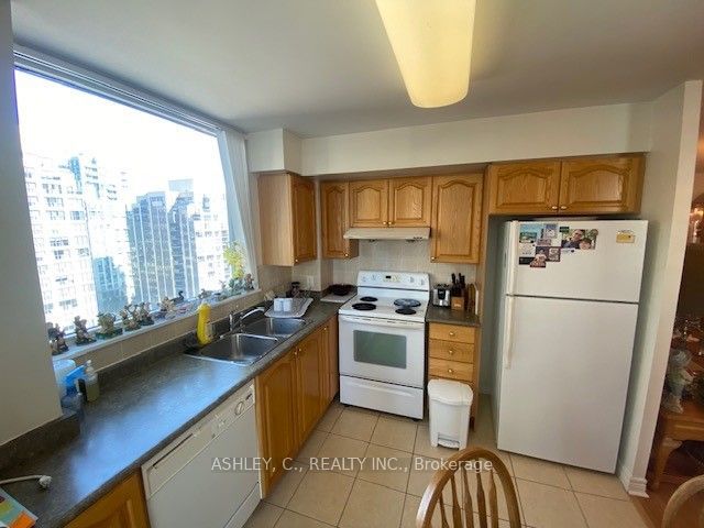 1602 - 23 Hollywood Ave E