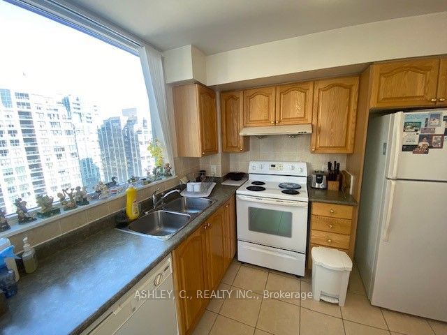 1602 - 23 Hollywood Ave E