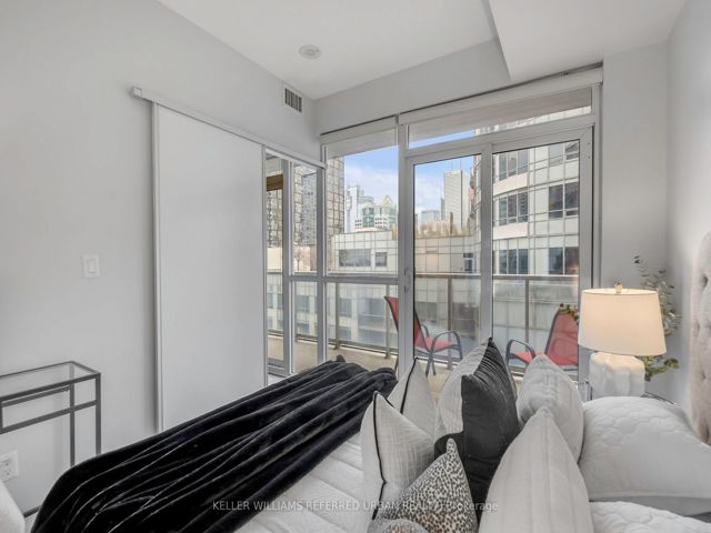 2021 - 352 Front St W