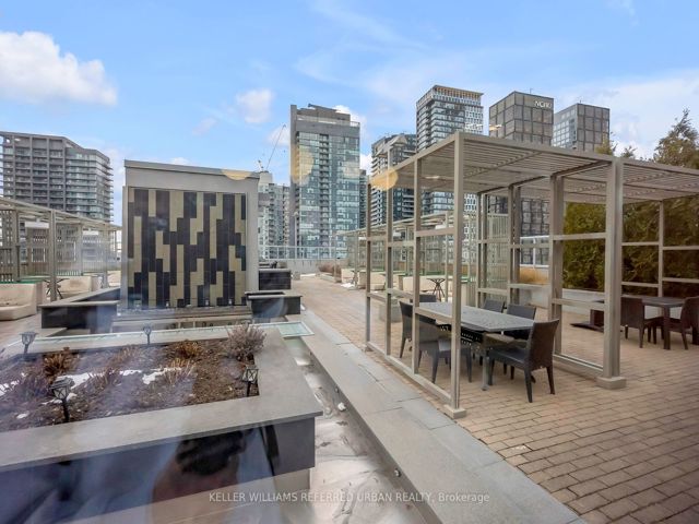2021 - 352 Front St W