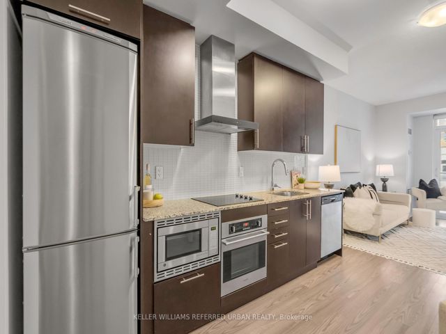 2021 - 352 Front St W