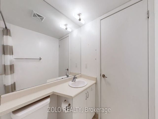 1609 - 215 Fort York Blvd