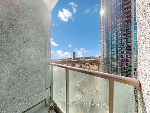 1609 - 215 Fort York Blvd