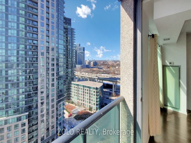 1609 - 215 Fort York Blvd