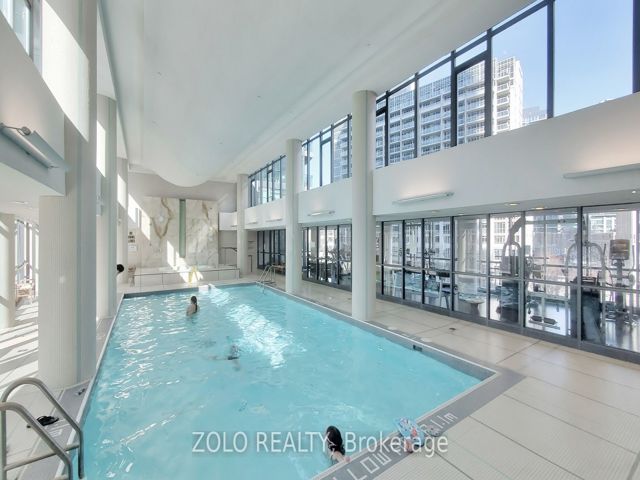 1609 - 215 Fort York Blvd