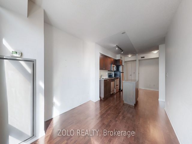 1609 - 215 Fort York Blvd