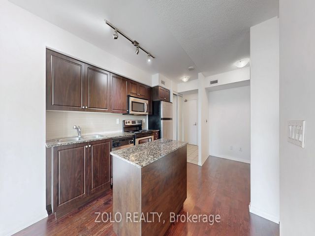 1609 - 215 Fort York Blvd
