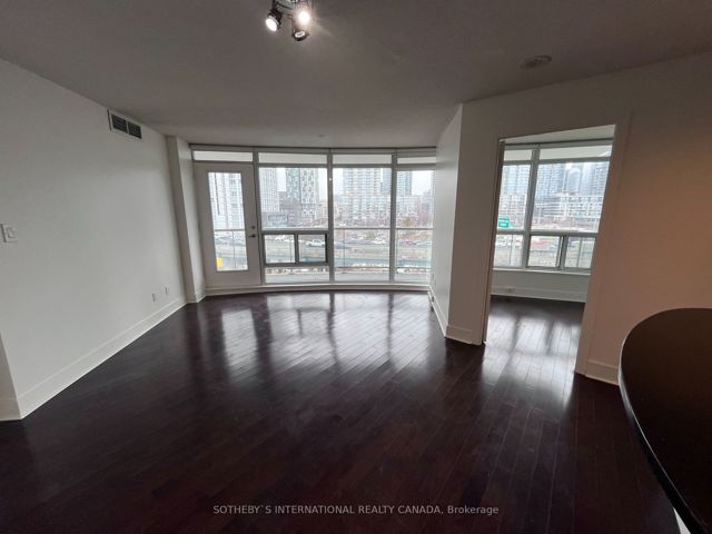 911 - 550 Queens Quay W