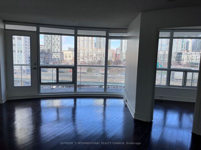 911 - 550 Queens Quay W