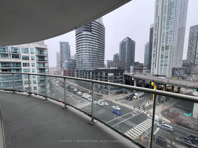 911 - 550 Queens Quay W