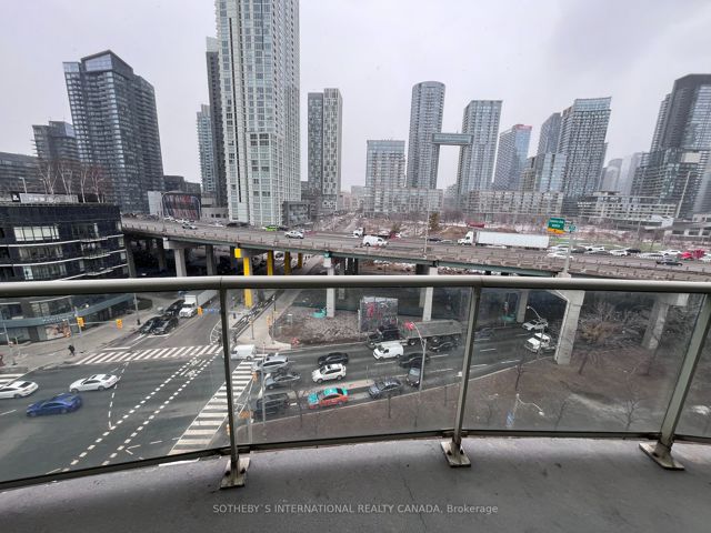 911 - 550 Queens Quay W