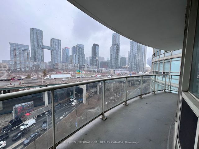 911 - 550 Queens Quay W